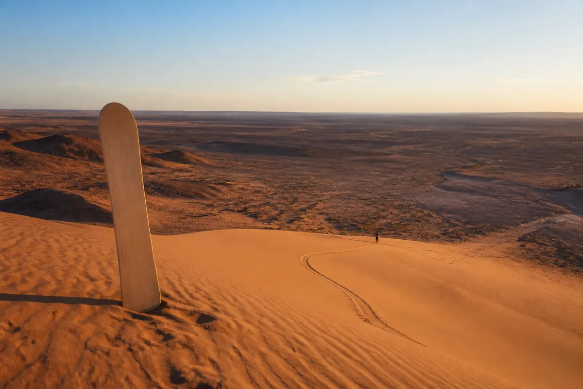 Sandboard sur les pentes de l'Erg Chegaga