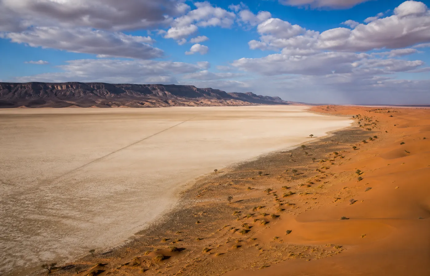 L'immense sebkha du lac Iriki entre dunes et Jbel Bani